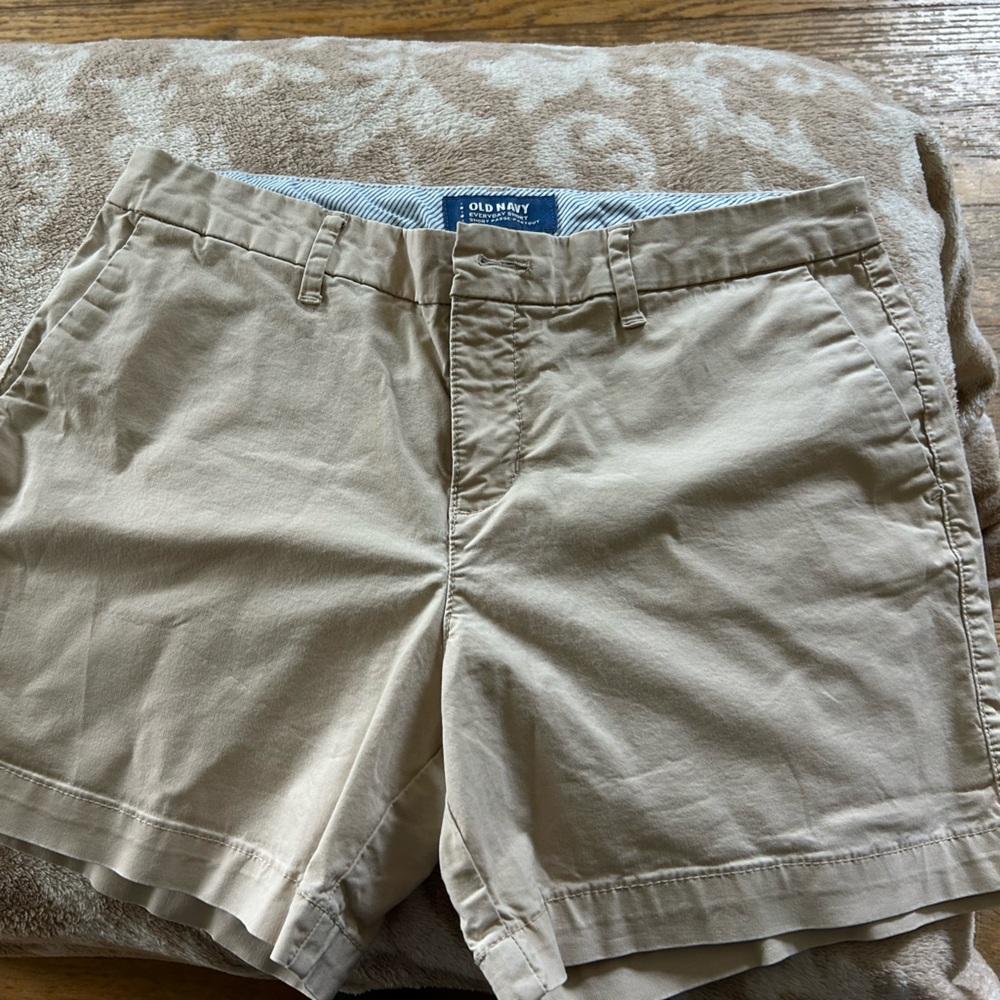 Old Navy Every day short Tan Khaki Women's Chino Shorts size 4